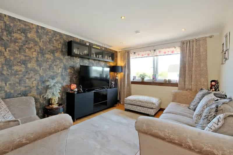 2 Bedroom Flat in Meiklemill - Modern Kitchen & Garage