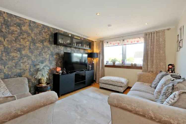 2 Bedroom Flat in Meiklemill - Modern Kitchen & Garage