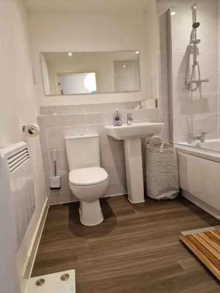 Flat For Rent in Gravesham, England