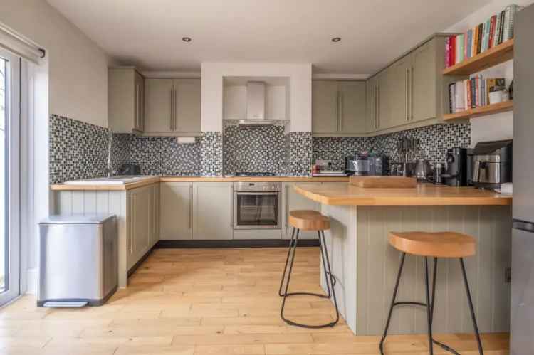 2 Bedroom Flat for Sale in West Putney