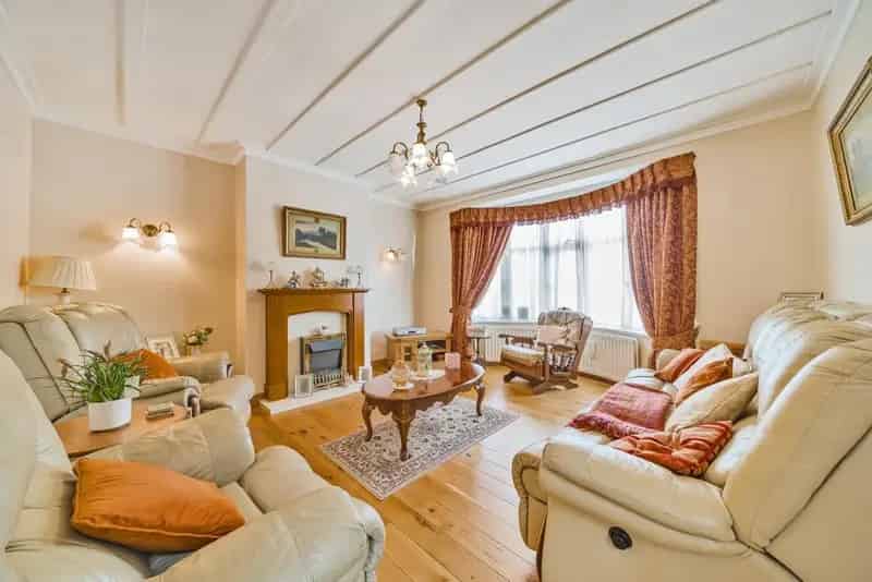 3 Bedroom Semi-Detached House in Streatham Hill