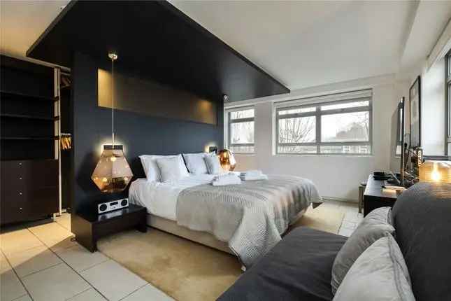 Flat for sale in York Way, London N7