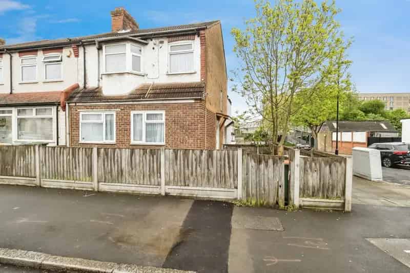One Bedroom Flat Beckton E6 Chain Free Long Lease