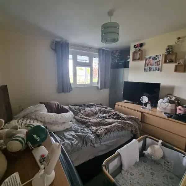 Lovely 1 Bedroom Flat in Britwell Near Amenities