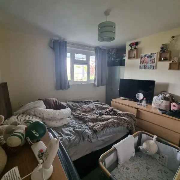 Lovely 1 Bedroom Flat in Britwell Near Amenities