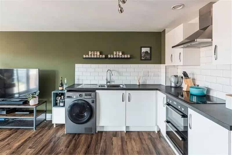 2 Bed Top Floor Flat with Open Views and Modern Amenities