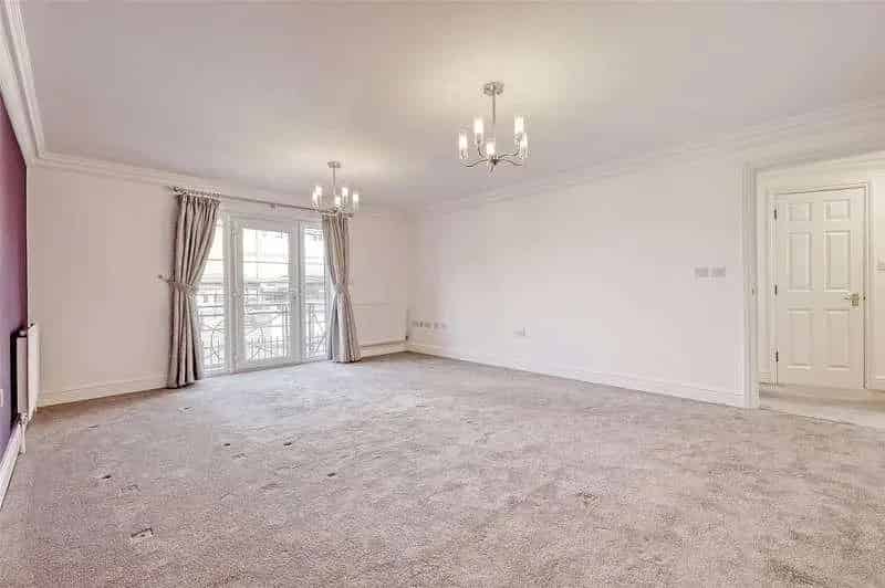 2 Bed Flat for Sale Thorpe Bay - 2 Balconies - Near Beach