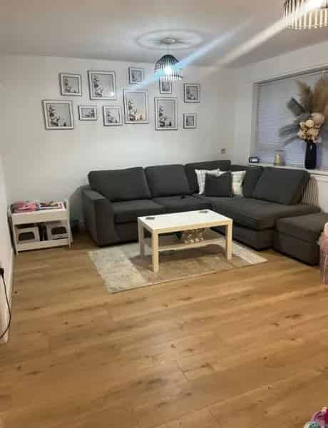 2 Bed Flat with Garden Own Entrance Near Park and School