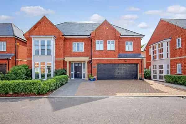 Outstanding 5-Bed Home with Golf Course Views