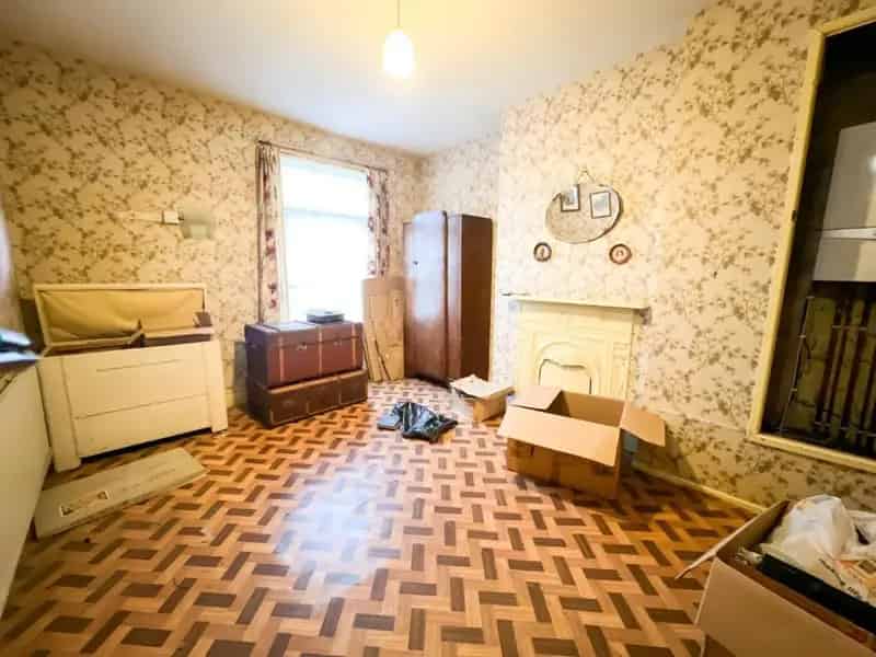 5 Bed House For Sale - Renovation Project