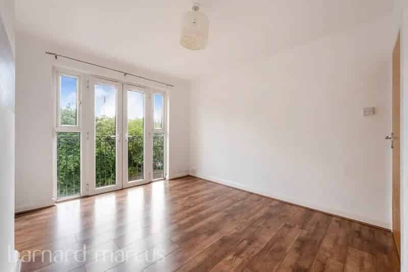 2 Bed Kingston Apartment Near A3 Corridor