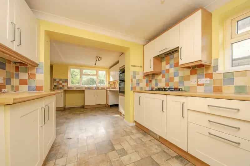 3 Bed 2 Bath Family Home with Garage and Driveway