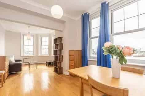 1 Bedroom Flat 70m² London