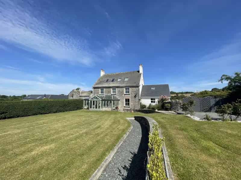 5 Bedroom Detached House with Large Gardens and Conservatory