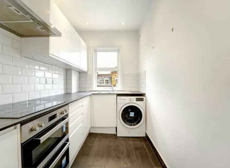 Spacious 2-Bed Flat near Brockwell Park Top Floor Recently Decorated