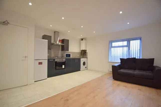 Flat to rent in City Road, Roath CF24