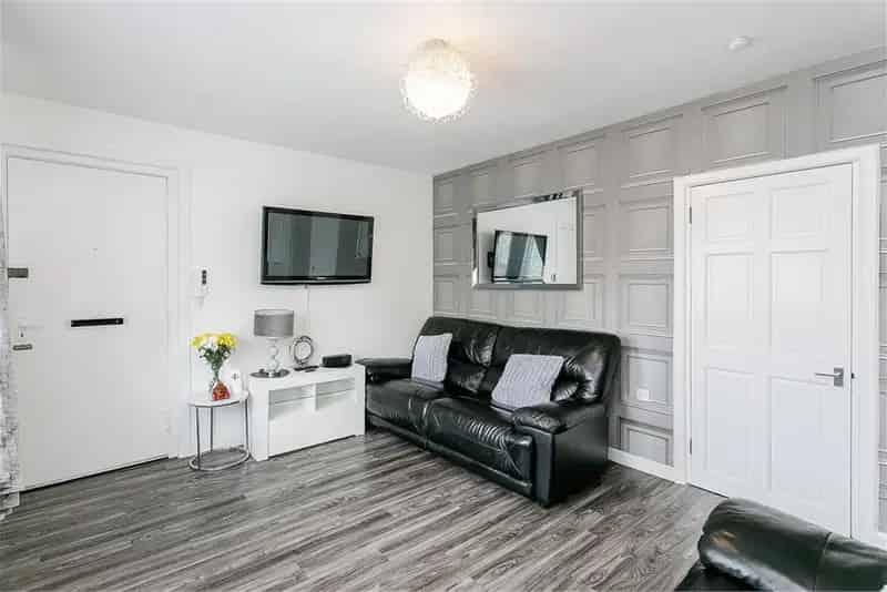 2 Bed Flat First Floor with 1 Reception Room