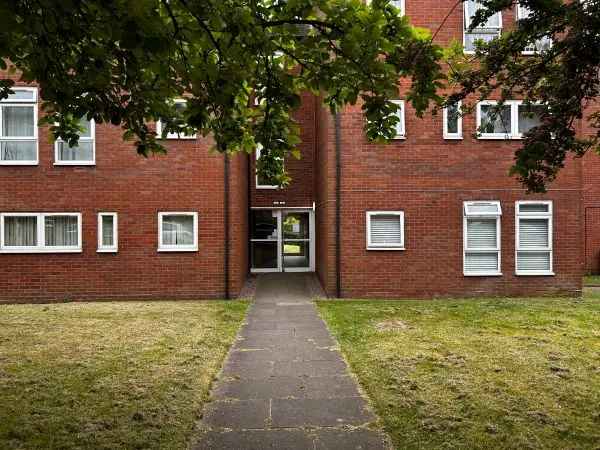 Flat For Rent in Metropolitan Borough of Solihull, England