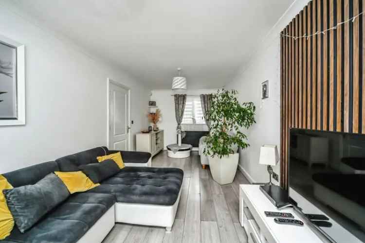5 Bedroom Family Home with Garage and Garden