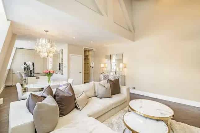 Two-Bedroom Penthouse Apartment in Grade II Listed Building