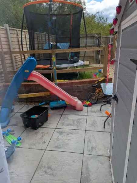 2 Bed House with 2 Driveways and Private Garden