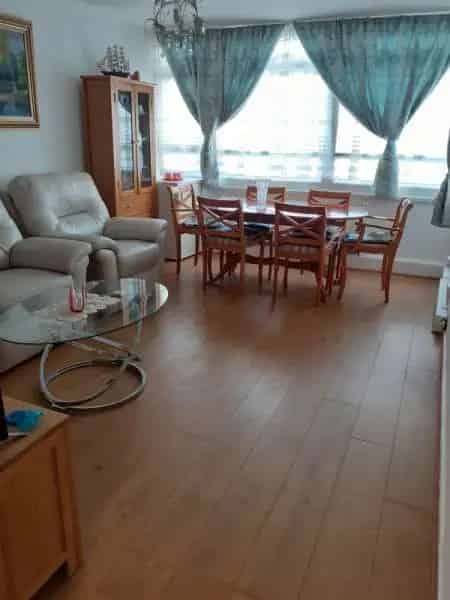 2-Bed Duplex Apartment SW11 Near Transport Schools and Amenities