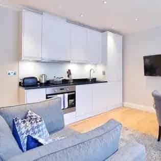 112m² 2-Bedroom Flat London - Private Garden & 24/7 Security