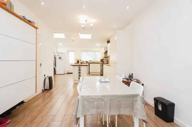 Three Bedroom House with Large Garden and Driveway