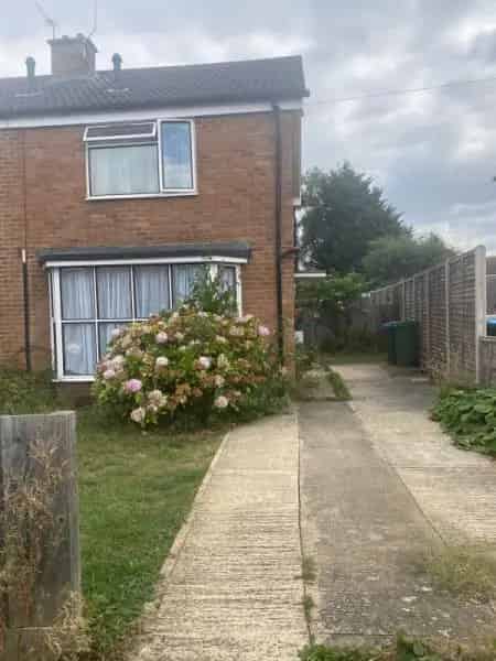 2 Double Bed Semi House with Driveway and Shower Room