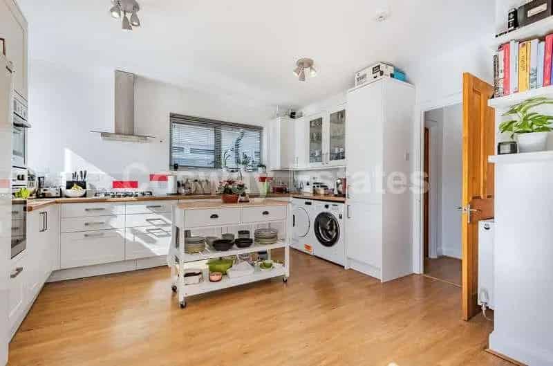 4 Bed House for Sale in Mill Hill