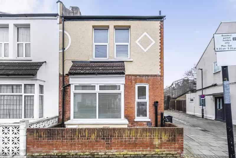 Three Bedroom House Near Tooting Broadway Station No Onward Chain
