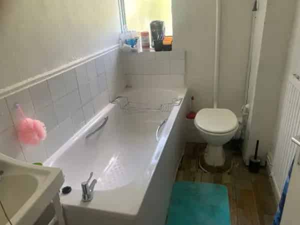 Quiet Pet-Friendly Home Near Shops and Buses