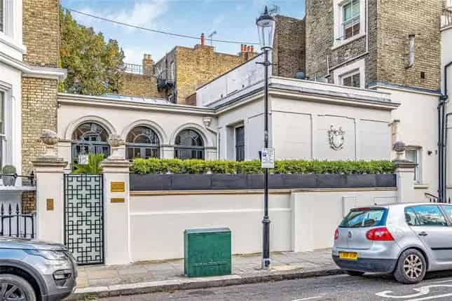 Italian Style Villa in Chelsea, 2-3 Bedrooms, Freehold