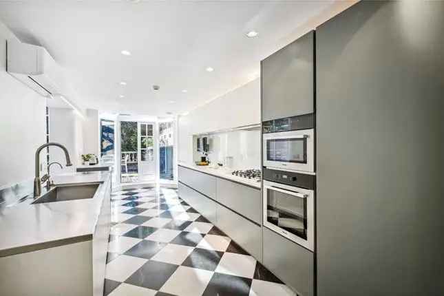 Maisonette to rent in Rutland Gate, London SW7