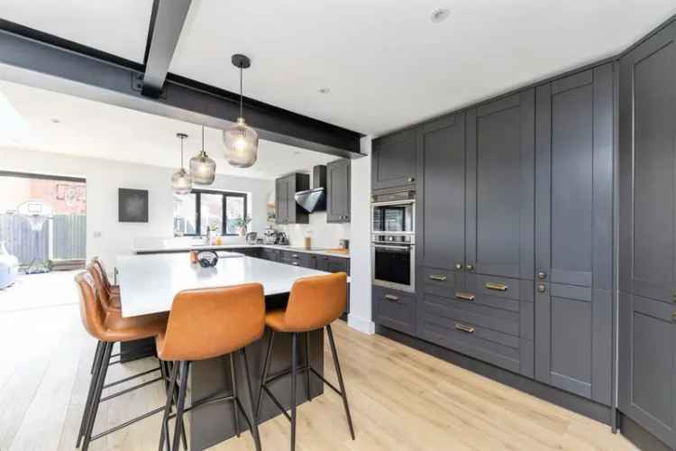 4 Bed House with Extended Kitchen and 2 En-Suites