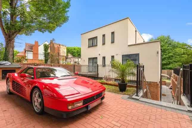 Detached House for Sale in Mapesbury London NW2 Seven Bedrooms