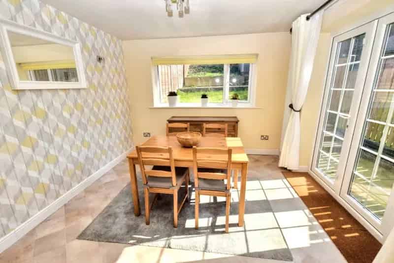 Extended Three Bedroom Townhouse Near Leeds City Centre