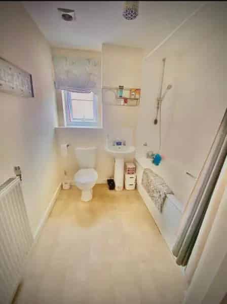 Two Double Bedroom House with Large Garden and Driveway