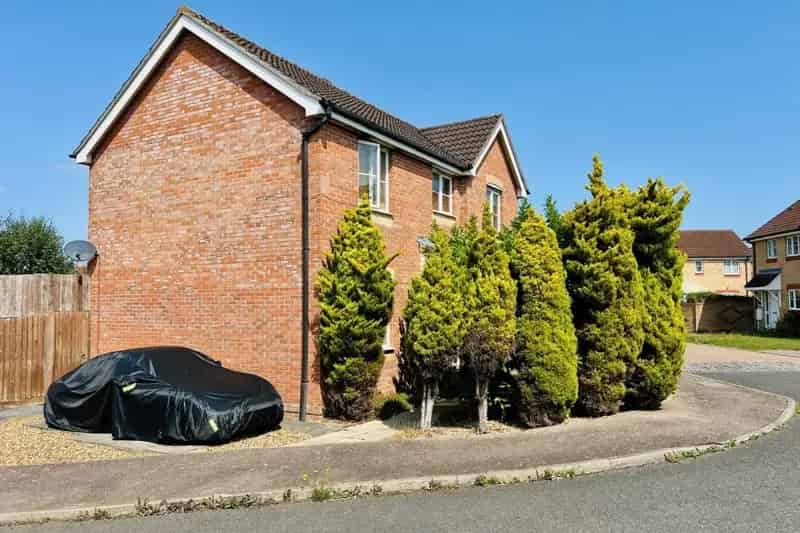 4 Bedroom Detached House with Parking and Garden