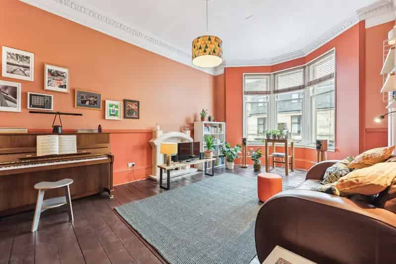 Spacious 4-Bedroom Tenement Flat in Shawlands Glasgow