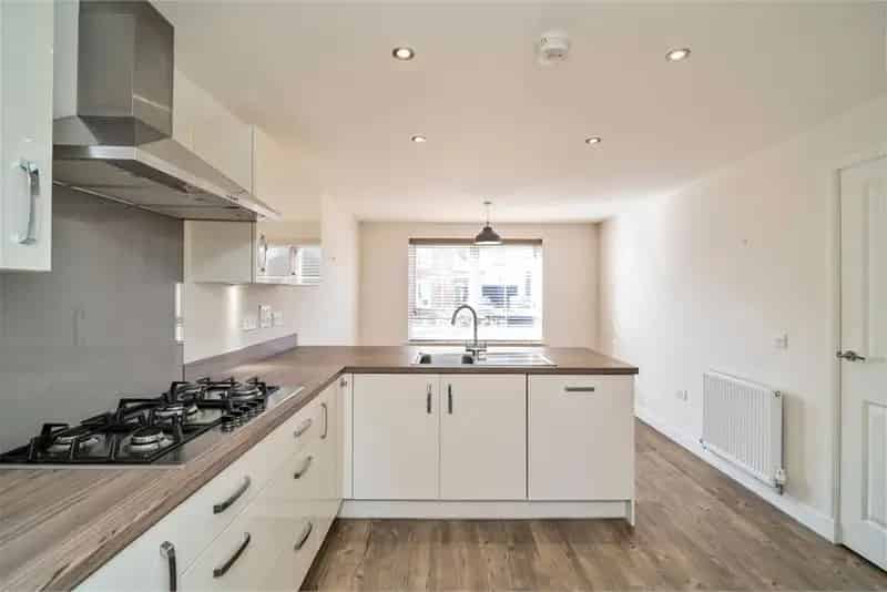 4 Bed Detached House with 2 Reception Rooms Near Edinburgh