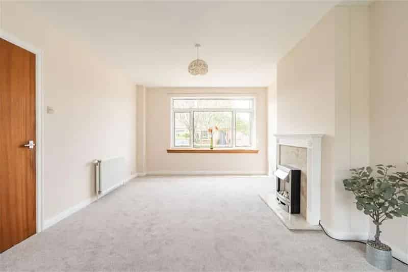 3 Bed Semi-Detached House with Private Garden and Garage