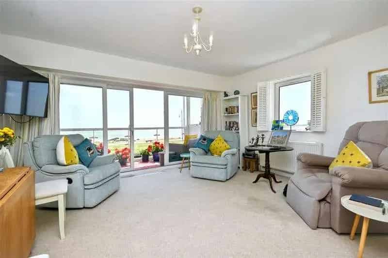 2 Bed Seafront Apartment Eastbourne