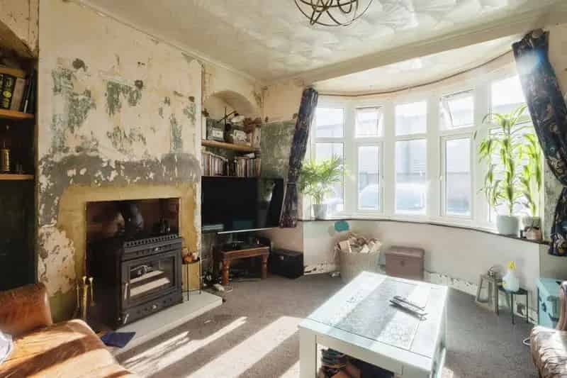 Three Bedroom Detached House Near Abbey Park