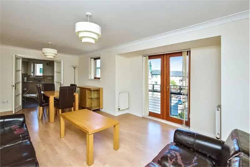 2 Bed Flat Stockbridge Third Floor Allocated Parking