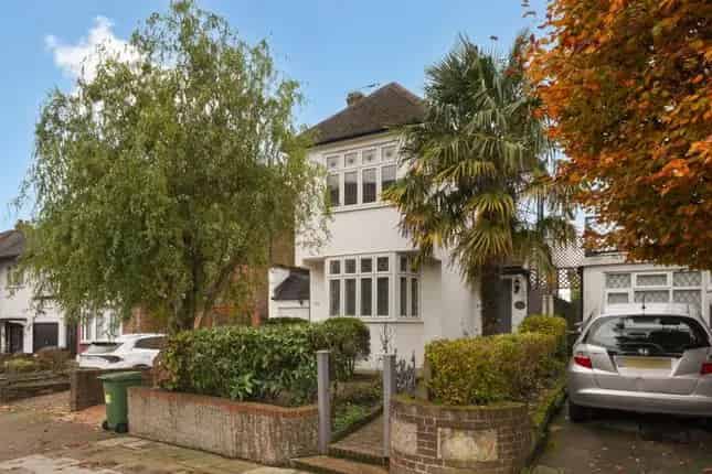 4 Bedroom Detached House for Sale in London NW10