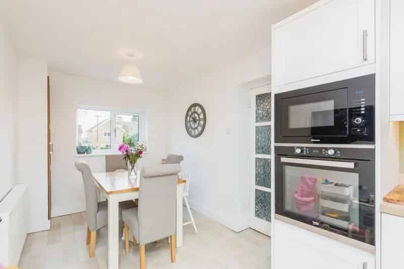 3 Bed End Terraced House Near Motorway Links