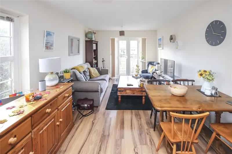 2 Bedroom Flat for Sale - Modern Apartment Near Town Centre