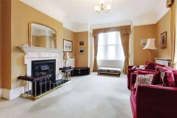 Colburn House: Elegant Detached Family Home in Dormansland