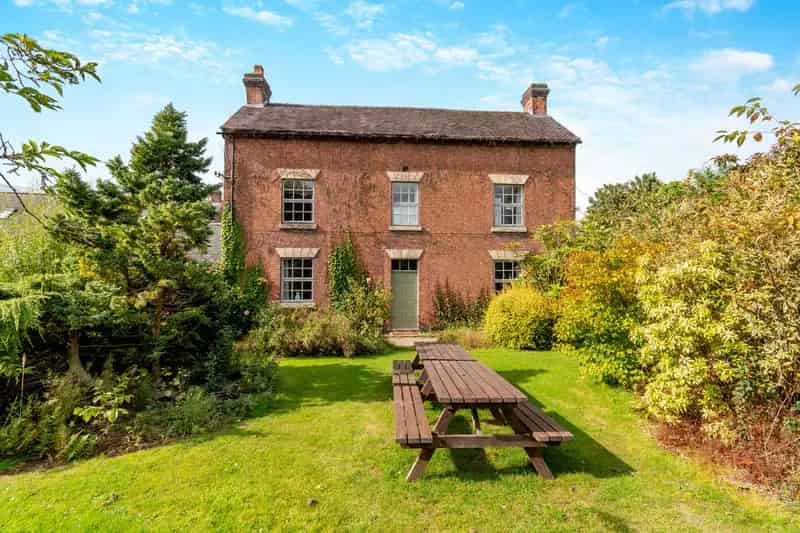 5 Bedroom Detached Farmhouse with Annex Near Ashbourne